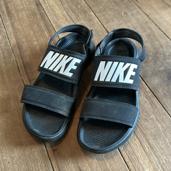 Nike women’s sandals size 7 - Picture 2 of 5